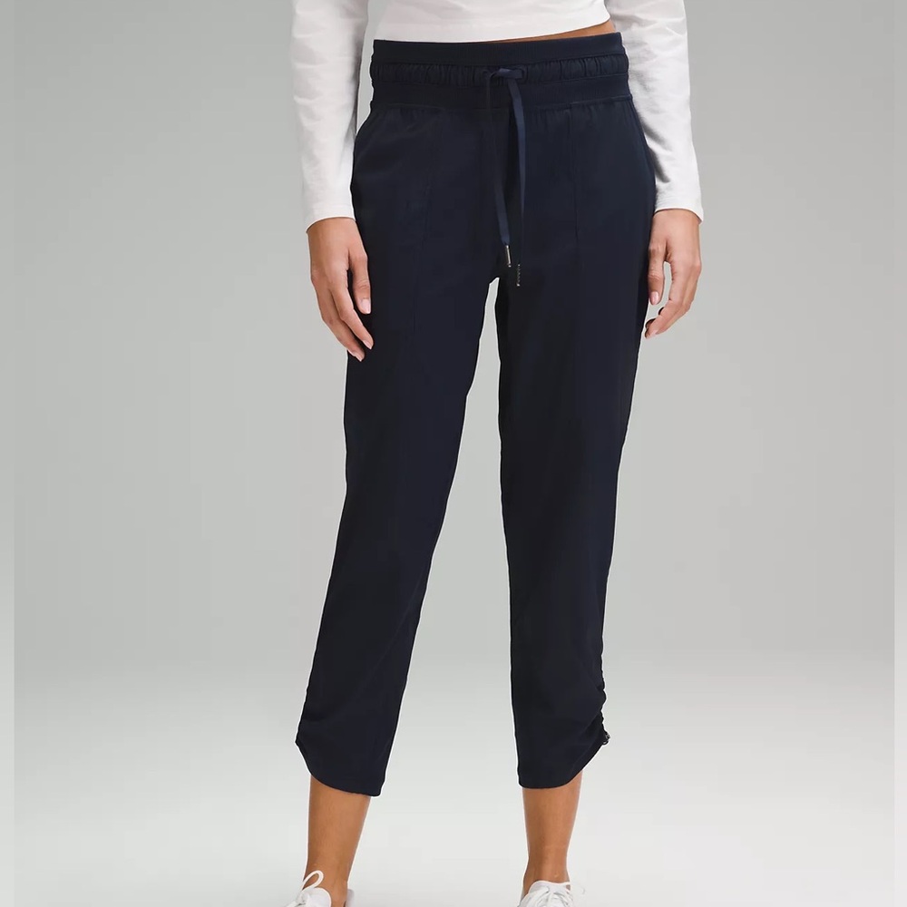 LULULEMON Dance Studio Mid-Rise Cropped Pant Size 8, true navy color, like new